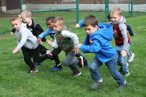 pictures of kindergarten students at the starting line waiting for whistle to run