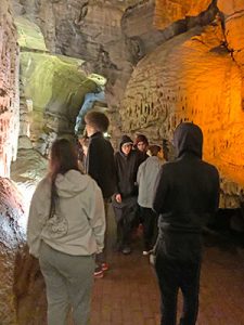 picture of a group of students touring Howe Caverns